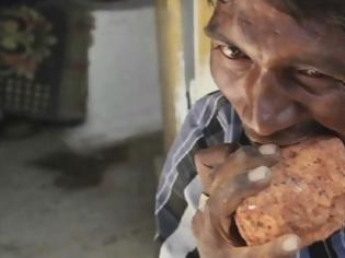 Φωτογραφία για Ο άνθρωπος που τρώει τούβλα, χαλίκια και λάσπη! [photos&video]