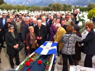 Φωτογραφία για Πάτρα: Θλίψη στην κηδεία του αγωνιστή της Αριστεράς Πέτρου Κομματά - Δείτε φωτο