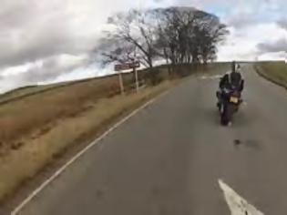 Φωτογραφία για Μοτοσικλετιστής πέφτει σε γκρεμό και σηκώνεται σα να μην έπαθε τίποτα! [video]