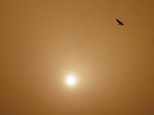 Φωτογραφία για Αποπνικτική ατμόσφαιρα - Ζέστη, υγρασία και σκόνη από την Αφρική