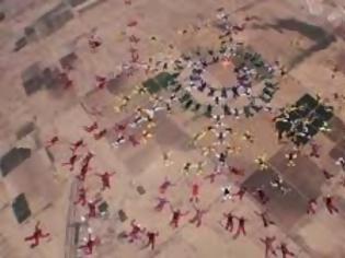 Φωτογραφία για 222 αλεξιπτωτιστές πηδούν ταυτόχρονα από αεροπλάνο [video]