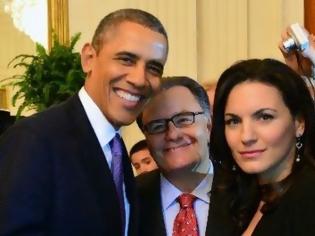 Φωτογραφία για Η... selfie της Όλγας Κεφαλογιάννη με τον Μπαράκ Ομπάμα
