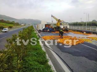 Φωτογραφία για Γέμισε πορτοκάλια το οδόστρωμα στην εθνική οδό Αθηνών Λαμίας!