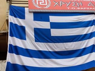 Φωτογραφία για ΠΡΙΝ ΛΙΓΟ: Αντιεξουσιαστές από τη Θεσσαλονίκη έκαναν γυαλιά - καρφιά τα γραφεία της Χρυσής Αυγή στα Φάρσαλα