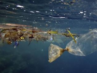 Φωτογραφία για Ψάχνουν το χαμένο Boeing και βρίσκουν σκουπίδια: Γιγάντιαιες χωματερές οι ωκεανοί της Γης