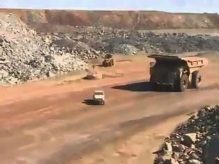 Φωτογραφία για Φορτηγό Caterpillar εναντίον τζιπ Landcruiser [video]