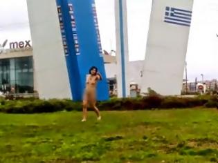 Φωτογραφία για Θεσσαλονίκη: Γυναίκα κάνει τούμπες γυμνή για τους διερχόμενους οδηγούς - Το βίντεο που κατέβηκε άρον άρον από το youtube!