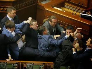 Φωτογραφία για Το ξύλο της αρκούδας στην Ουκρανική Βουλή! - Μπουνιές, κλωτσιές μεταξύ βουλευτών - Για εμφύλιο προειδοποιεί η Ρωσία