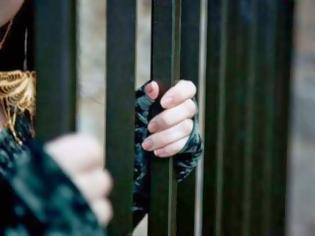 Φωτογραφία για Ισόβια κι επιπλέον δέκα χρόνια κάθειρξη για την Αλβανίδα που είχε βασάνισε μέχρι θανάτου το επτάχρονο παιδί της