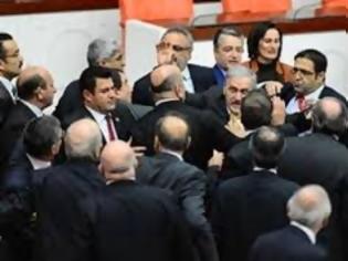 Φωτογραφία για Ξύλο στο τουρκικό κοινοβούλιο