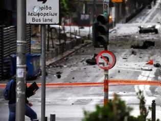 Φωτογραφία για Τρομοκρατικό χτύπημα στην καρδιά της Αθήνας - Ο Χριστόδουλος Ξηρός πίσω από την επίθεση; - Δείτε video από τη στιγμή της έκρηξης