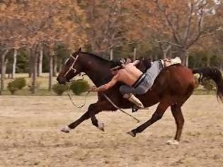 Φωτογραφία για Κάνοντας γιόγκα με ένα άλογο! [video]