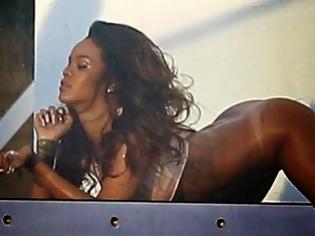 Φωτογραφία για Rihanna: Ποζάρει γυμνή από την μέση και κάτω... και κόβει ανάσες!