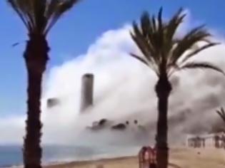 Φωτογραφία για Τρόμος στην Ισπανία - Μέσα σε λίγα λεπτά ένα περίεργο λευκό σύννεφο «κατάπιε» μία ολόκληρη πόλη [video]