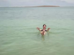 Φωτογραφία για Κολυμπώντας στη Νεκρά θάλασσα [video]