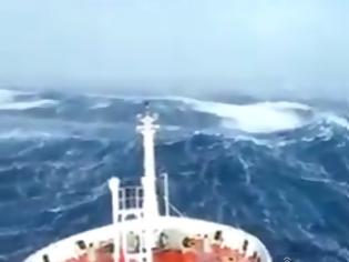 Φωτογραφία για Κύματα-τέρατα στον Ινδικό Ωκεανό καταβροχθίζουν ερευνητικό πλοίο που ψάχνει για το μοιραίο Boeing [video]
