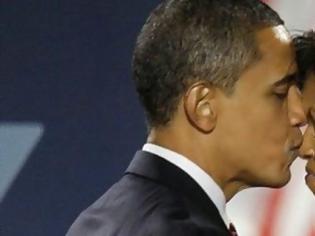 Φωτογραφία για Ασυγκράτητος και ιππότης: Ο Ομπάμα βάζει το χέρι του στα οπίσ8ια της Μισέλ (Βίντεο)