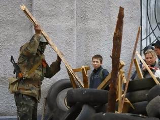 Φωτογραφία για Ουκρανία: Ένοπλοι άρπαξαν περίστροφα και αυτόματα από αστυνομικό τμήμα