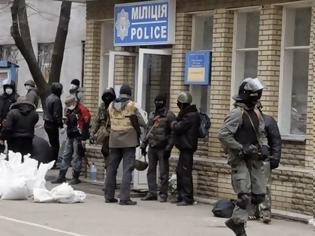 Φωτογραφία για Επίθεση στο αρχηγείο της αστυνομίας στη πόλη Χορλίβκα στην ανατολική Ουκρανία