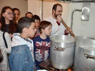 Φωτογραφία για Πάτρα: Μαθητές μαγείρεψαν για τα συσσίτια του Δήμου