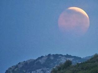 Φωτογραφία για Δείτε live την εντυπωσιακή ολική έκλειψη της Σελήνης