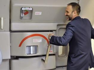 Φωτογραφία για Πως ανοίγει η πόρτα ενός αεροπλάνου; [video]