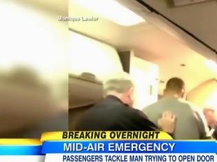 Φωτογραφία για Σκιζοφρενής επιβάτης αεροπλάνου προσπάθησε να ανοίξει τη πόρτα αεροπλάνο! [Video]