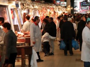 Φωτογραφία για Γυναίκες μοίρασαν κρέας αξίας 55.000 ευρώ σε όσους δεν είχαν ν' αγοράσουν - Απέφυγαν τις κάμερες στη Βαρβάκειο