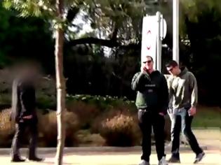 Φωτογραφία για Κλέψιμο πορτοφολιού μπροστά σε κόσμο! Δείτε ένα βίντεο από Έλληνες δημιουργούς