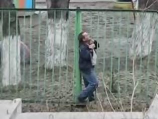 Φωτογραφία για Μεθυσμένος παλεύει να περάσει έναν φράχτη! [video]