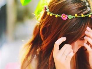 Φωτογραφία για Στεφάνι με λουλούδια στα μαλλιά
