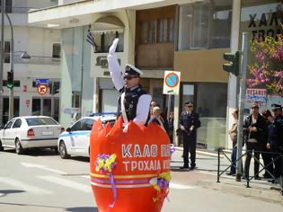 Φωτογραφία για Κοζάνη: Ο τροχονόμος είχε μπει μέσα σε Πασχαλινό αυγό! [Photos]