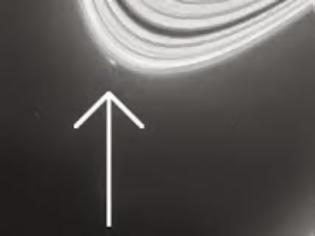 Φωτογραφία για To Cassini βλέπει το τελευταίο φεγγάρι του Κρόνου να γεννιέται