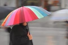 Βροχερός ο καιρός και σήμερα, Μεγάλη Παρασκευή - Πού θα «χτυπήσουν» ισχυρές καταιγίδες