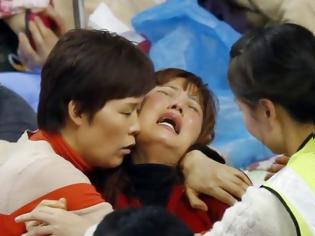 Φωτογραφία για Σταύρωση χωρίς ανάσταση: “Έπνιξαν τα παιδιά μας!” - Δεν ήταν ο καπετάνιος στη γέφυρα – Θρήνος των συγγενών για τα θύματα του ναυαγίου στην Κορέα