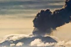 Περού: Βρυχάται το ηφαίστειο Ubinas