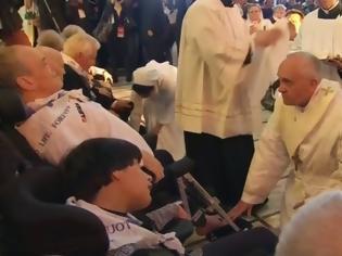Φωτογραφία για Τα πόδια δώδεκα ανθρώπων με αναπηρίες έπλυνε και φίλησε ο Πάπας Φραγκίσκος [Video]