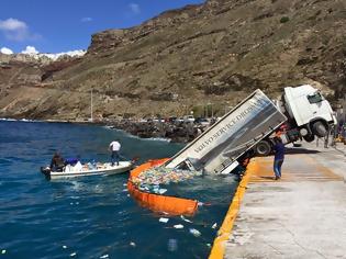 Φωτογραφία για Απίστευτο ατύχημα στη Σαντορίνη: Νταλίκα κρέμεται στον αέρα - Η μισή είναι στη θάλασσα
