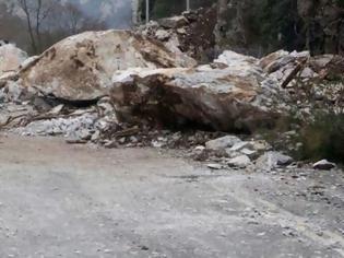 Φωτογραφία για Ναύπακτος: Πτώση βράχου στην Παλιοβούνα
