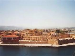 Φωτογραφία για Βούτηξαν την ελληνική σημαία από το Φρούριο Φιρκά στο παλιό λιμάνι των Χανίων