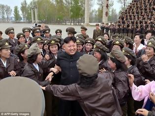 Φωτογραφία για Οι γυναίκες στη Βόρεια Κορέα κάνουν σαν τρελές για τον Κιμ Γιονγκ Ουν