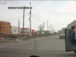 Φωτογραφία για Έτσι αντιμετωπίζουν έναν μεθυσμένο οδηγό στη Ρωσία! [video]