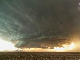 Φωτογραφία για Απίστευτη λήψη περιστροφικής καταιγίδας στο Texas με μια Canon 5D Mark II