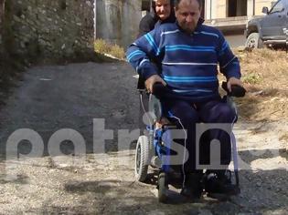 Φωτογραφία για Δεν μπορεί να βγει βόλτα με το αναπηρικό του καροτσάκι εξαιτίας του δρόμου