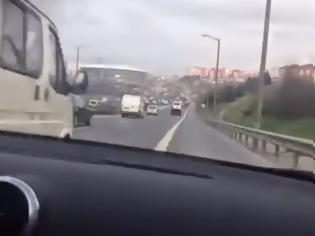 Φωτογραφία για Τούρκος οδηγός... δολοφόνος κυκλοφορεί ελεύθερος στους δρόμους... Δείτε τι κάνει ο ψυχάκιας! [Video]