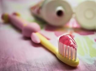 Φωτογραφία για Η τρομακτική αλήθεια για την… οδοντόβουρτσά σας