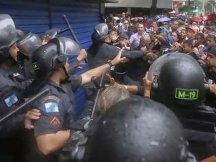 Φωτογραφία για Νέα βίαια επεισόδια στη Βραζιλία. Με χημικά και πλαστικές σφαίρες απαντούσαν οι αστυνομικοί στους διαδηλωτές που τους φώναζαν δολοφόνους [Photos]