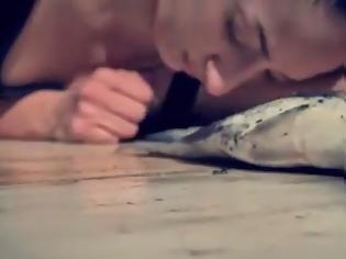 Φωτογραφία για Νεκρά ψάρια έξω από τη Βουλή για τα χημικά της Συρίας. Δείτε το βίντεο που θα σας καθηλώσει...