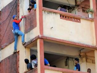 Φωτογραφία για Ο Spiderman έγινε... πολιτικός και βρίσκεται στην Ινδία [Video]