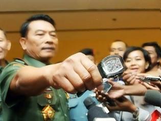 Φωτογραφία για Ινδονήσιος στρατηγός «τα σπάει» για να αποδείξει ότι δεν διάγει πολυτελή βίο